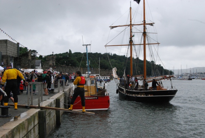 The pirates landing on the quays