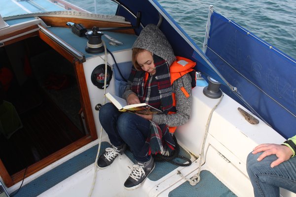 Meryl reading (how to sail in 60 min)